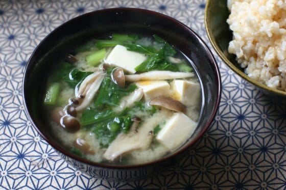 かぶの葉の味噌汁｜捨てずにおいしく！しめじと豆腐で香りを生かす簡単レシピ