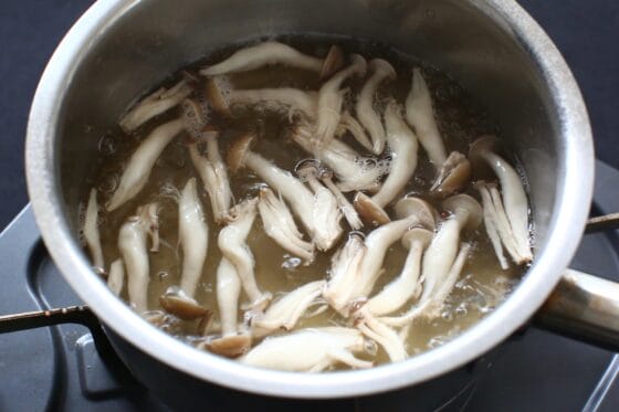 しめじを出汁で煮る