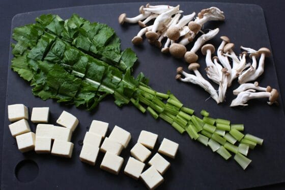かぶの葉と豆腐を切ってしめじを小房に分ける