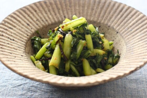 かぶの葉の漬物｜塩昆布と生姜で旨味たっぷり！ご飯に合う簡単浅漬けレシピ