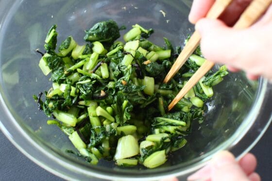 かぶの葉に調味料などを混ぜる