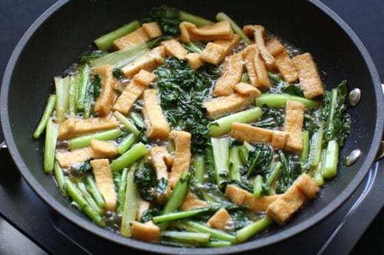 調味料を加えて中火で煮る