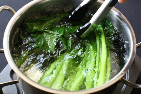 小松菜の葉も沈めて茹でる
