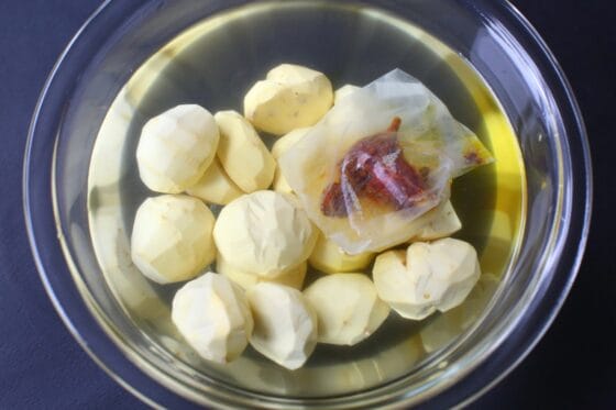 栗を浸している熱湯に、お茶パックに入れたくちなしを加える