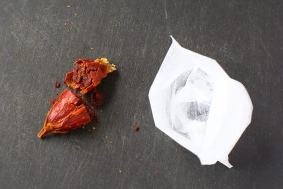 くちなしの実を砕き、お茶パックに入れる