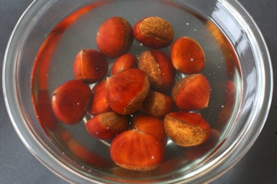 栗を熱湯に浸して鬼皮を柔らかくする