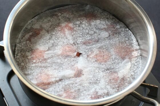 クッキングシートの落としぶたをして栗を静かに煮る