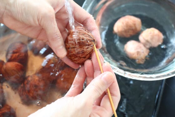 竹串を使って、重曹を抜いた後の栗の渋皮をやさしく洗う