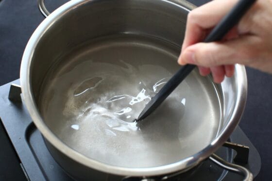 鍋で砂糖とみりんを加熱してシロップを作る