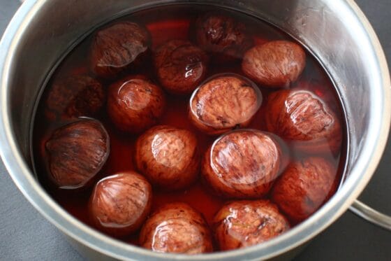 煮汁に浸けたまま1時間ほど置いて、味がしっかり染み込んだ栗の様子