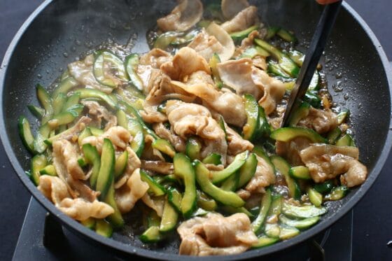 調味料を加えてきゅうり豚肉炒めを仕上げる