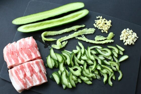 きゅうり・豚肉・香味野菜を切る