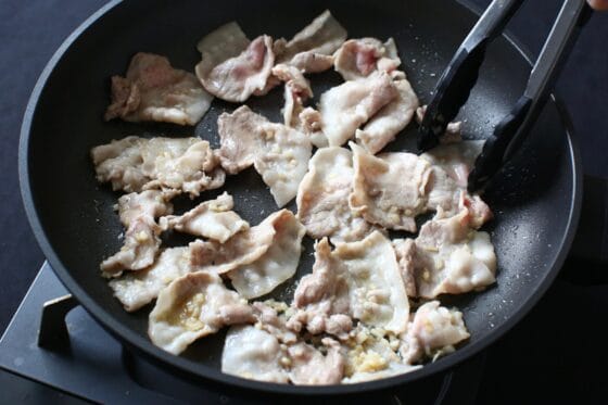 豚肉の色が変わるまで炒める