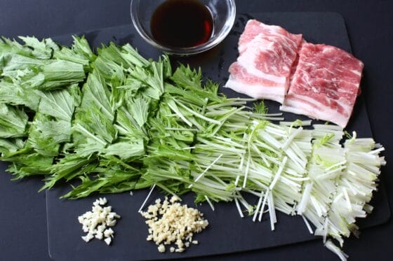 水菜と生姜とニンニクと豚肉を切って調味料を合わせる
