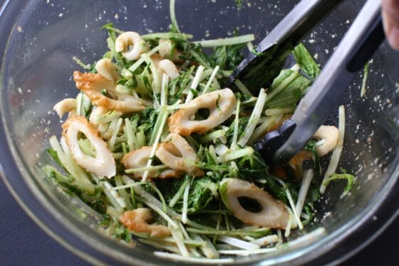 レンジで加熱した水菜とちくわに調味料を加えて和える