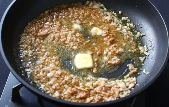 バターと醤油を加える