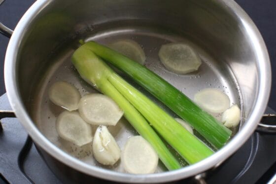 長ねぎ・生姜・にんにくを入れた湯を沸かす