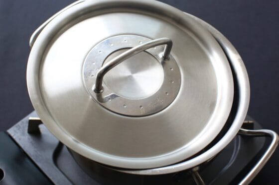 鍋にふたを少しずらしてのせて豚肉を下ゆでする