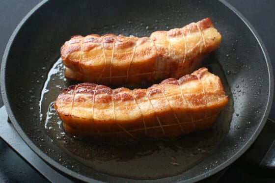 フライパンに豚バラ肉を並べて焼き色をつける
