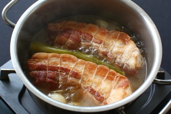 香味野菜とともに豚肉を静かに煮込んでいる状態