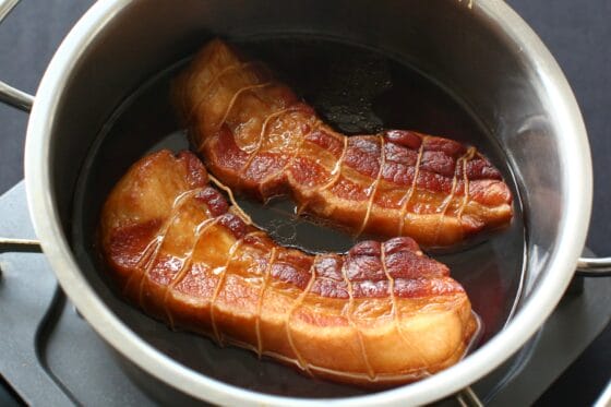 煮込みを終えて全体に照りが出た煮豚