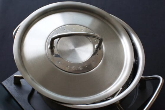 落としぶたの上から鍋のふたを少しずらしてかぶせたところ