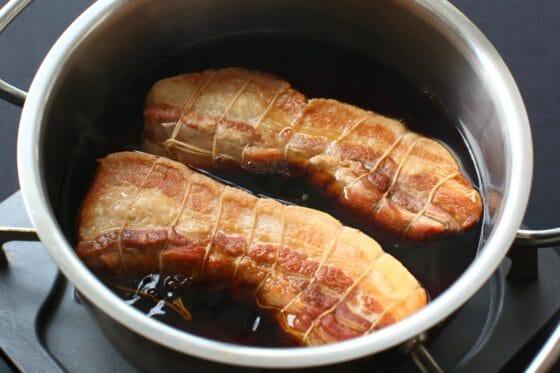 煮汁が入った鍋に豚バラブロック肉を戻し入れる