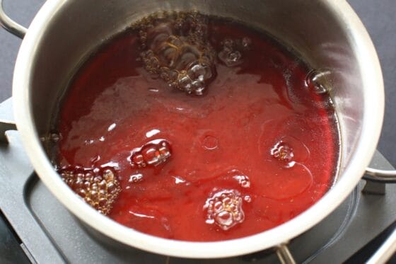 砂糖・みりん・醤油の煮汁で豚肉を煮始める