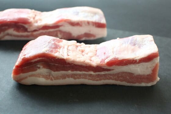 豚バラ肉を冷蔵庫から出して常温に戻す