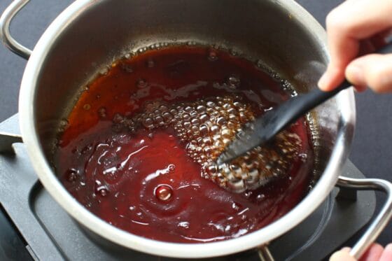 煮汁を5〜6分煮詰めて照りを出す