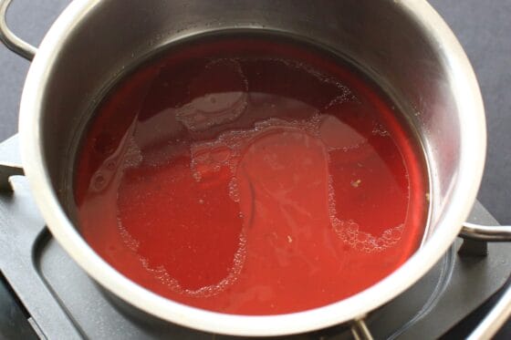 煮豚を取り出した後の煮汁を中火にかける