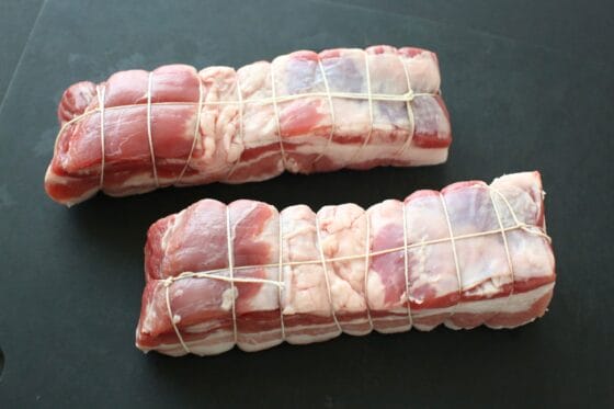 豚バラ肉をタコ糸で軽く縛る