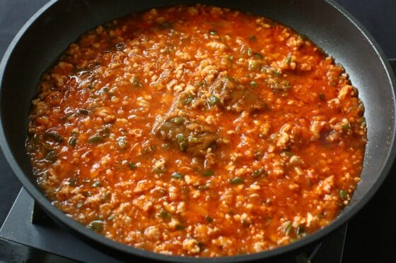 水を加えて沸騰させてカレールウを加える