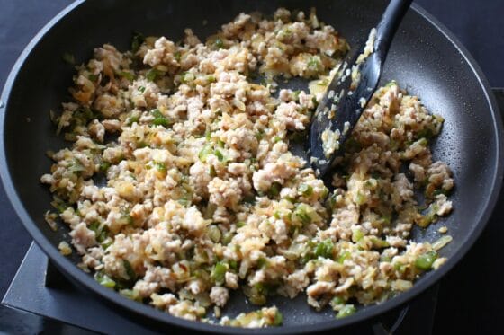 鶏ももひき肉を加えて炒める
