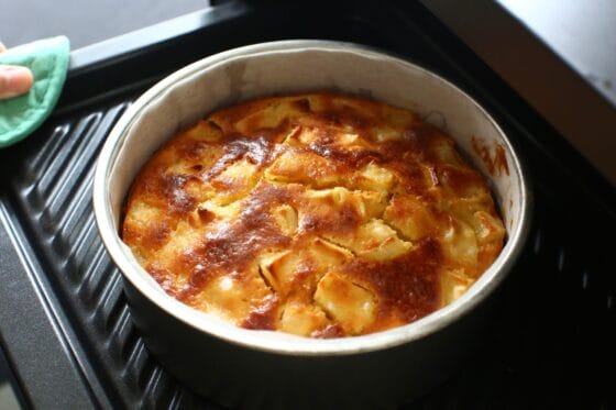 オーブンで焼いたりんごケーキ
