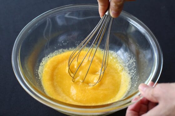 卵とグラニュー糖を泡立て器でしっかり混ぜる