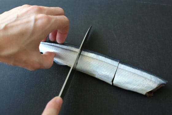 さんまを包丁で三等分に切る