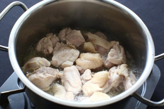鶏肉の表面に火が通り白く変わった状態