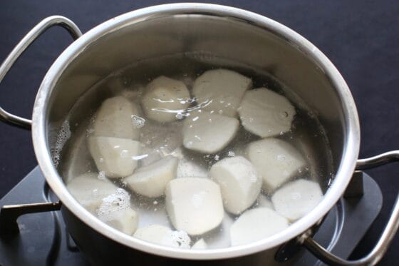 里芋を鍋で下茹でしてぬめりを取る