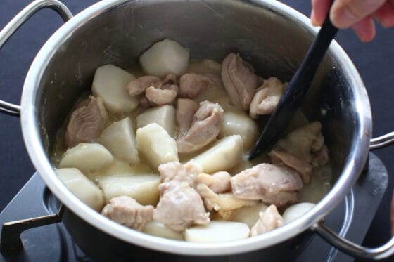 白味噌とみりんを加えて里芋と鶏肉を煮詰める