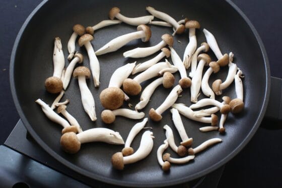 しめじを油なしでフライパンで加熱する