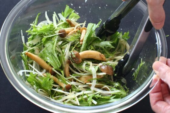 しめじを和えてサラダを仕上げる