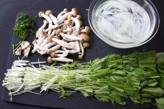 しめじを小房分けて玉ねぎを水にさらし水菜と大葉を切る