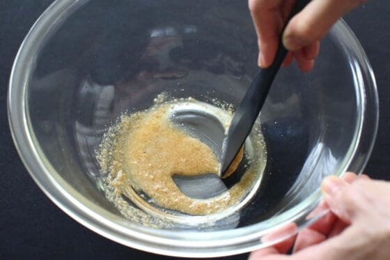 酢やごま油を混ぜてドレッシングを作る