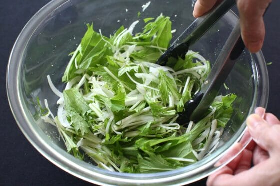 ドレッシングと水菜と玉ねぎと大葉を和える