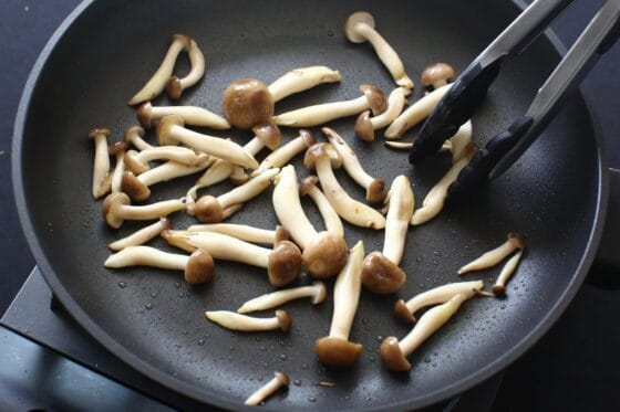 オリーブオイルを加えてしめじを炒める