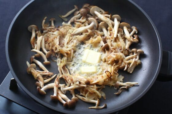 炒めたしめじと玉ねぎにバターを加える