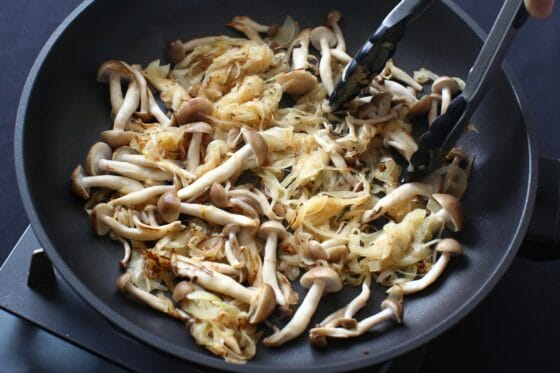 玉ねぎにしめじを加えて炒める