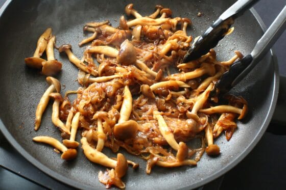 フライパンの底が軽く焦げるまでしめじと玉ねぎを炒める