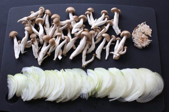 しめじを小房に分けて玉ねぎを切る